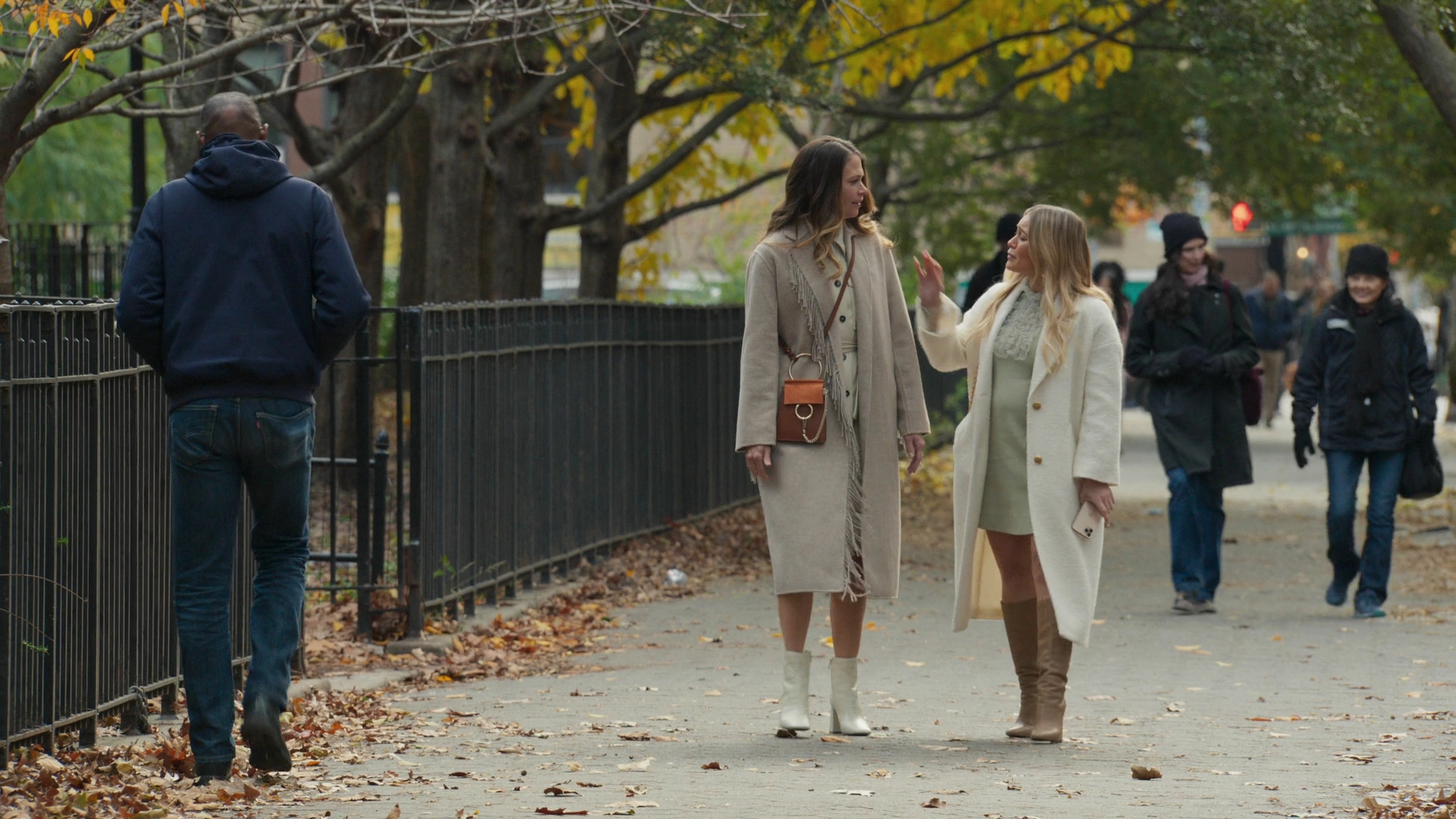 DailyDuff-dot-nl_Younger7x02ItsTheEndOfTheWorldWormGirl0417.jpg
