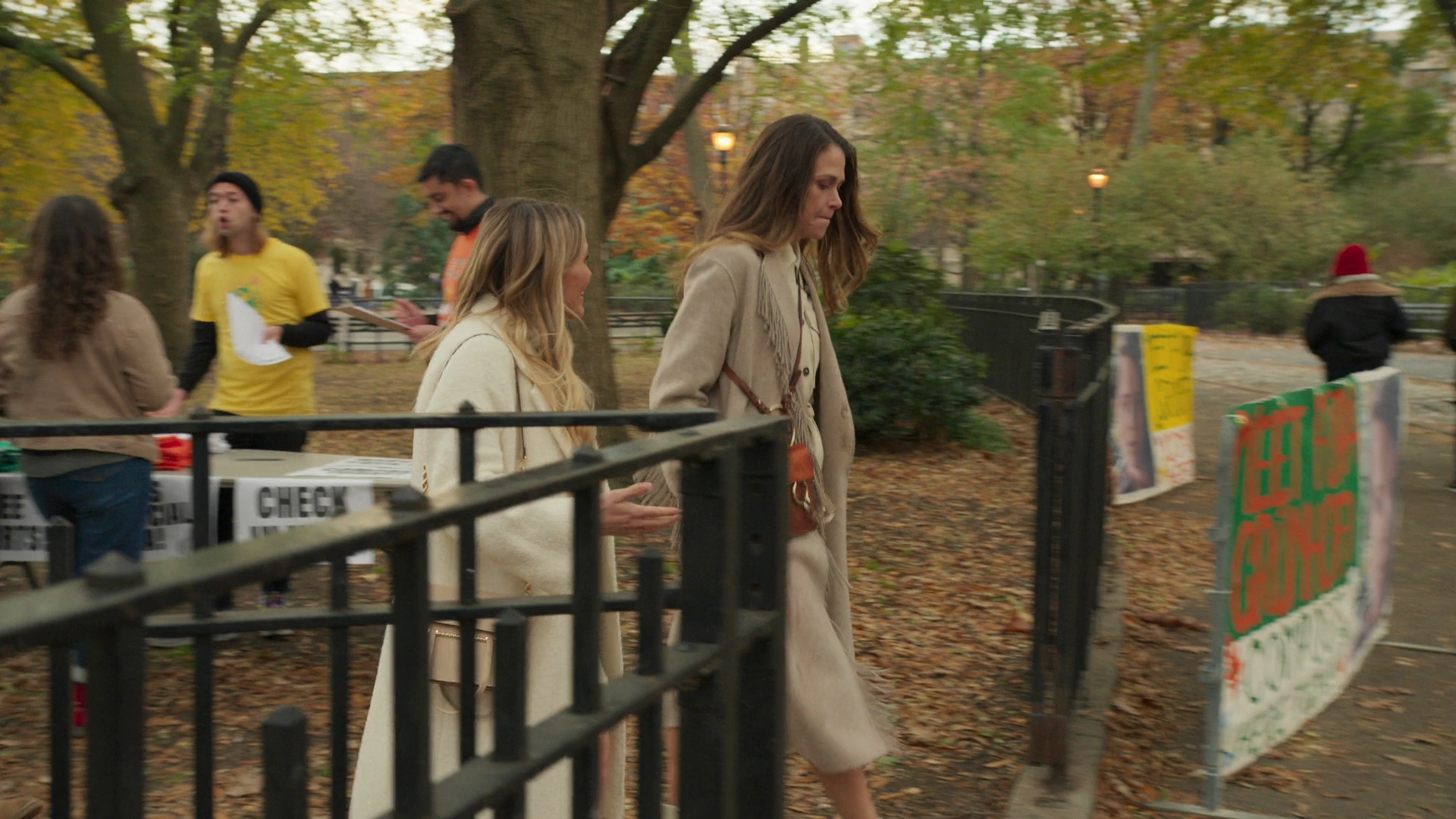 DailyDuff-dot-nl_Younger7x02ItsTheEndOfTheWorldWormGirl0650.jpg