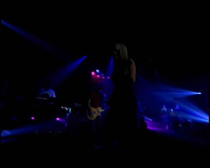 DailyDuff-dot-nl_GirlCanRockDVD-LiveInConcert0206.jpg