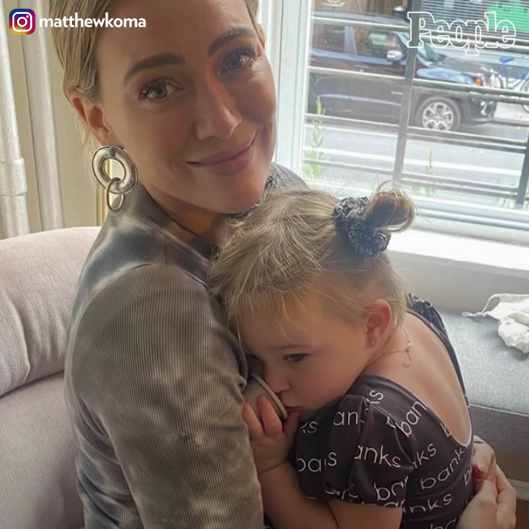 DailyDuff-dot-nl_2021PeopleMagazine-HilaryDuffAndMatthewKomaFamilyGoals0591.jpg DailyDuff-dot-nl_2021PeopleMagazine-HilaryDuffAndMatthewKomaFamilyGoals0591.jpg