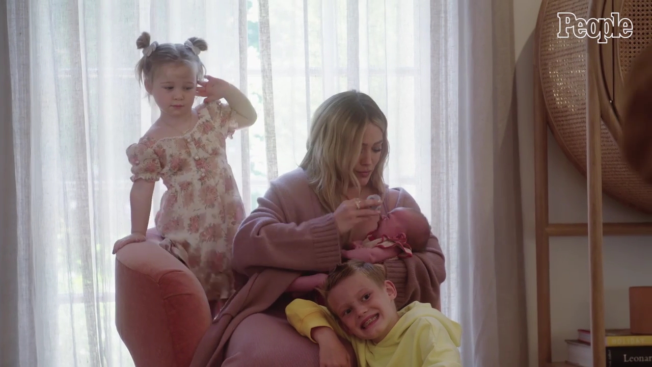 DailyDuff-dot-nl_2021PeopleMagazine-HilaryReflectsOnLifeAsMomOf3AfterWelcomingBabyMae0047.jpg