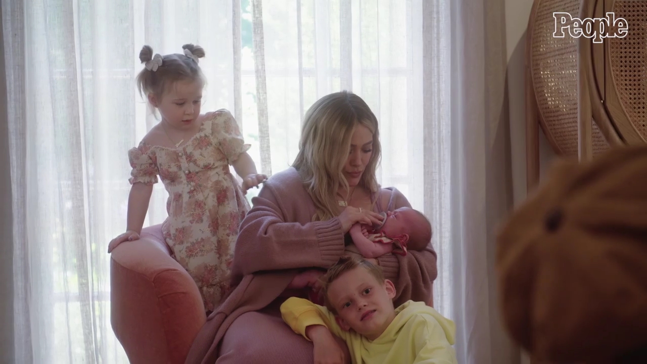 DailyDuff-dot-nl_2021PeopleMagazine-HilaryReflectsOnLifeAsMomOf3AfterWelcomingBabyMae0048.jpg