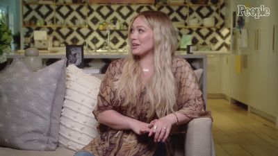 DailyDuff-dot-nl_2021PeopleMagazine-HilaryReflectsOnLifeAsMomOf3AfterWelcomingBabyMae0027.jpg
