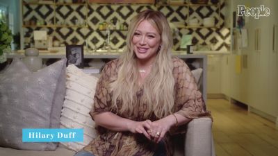DailyDuff-dot-nl_2021PeopleMagazine-HilaryReflectsOnLifeAsMomOf3AfterWelcomingBabyMae0031.jpg