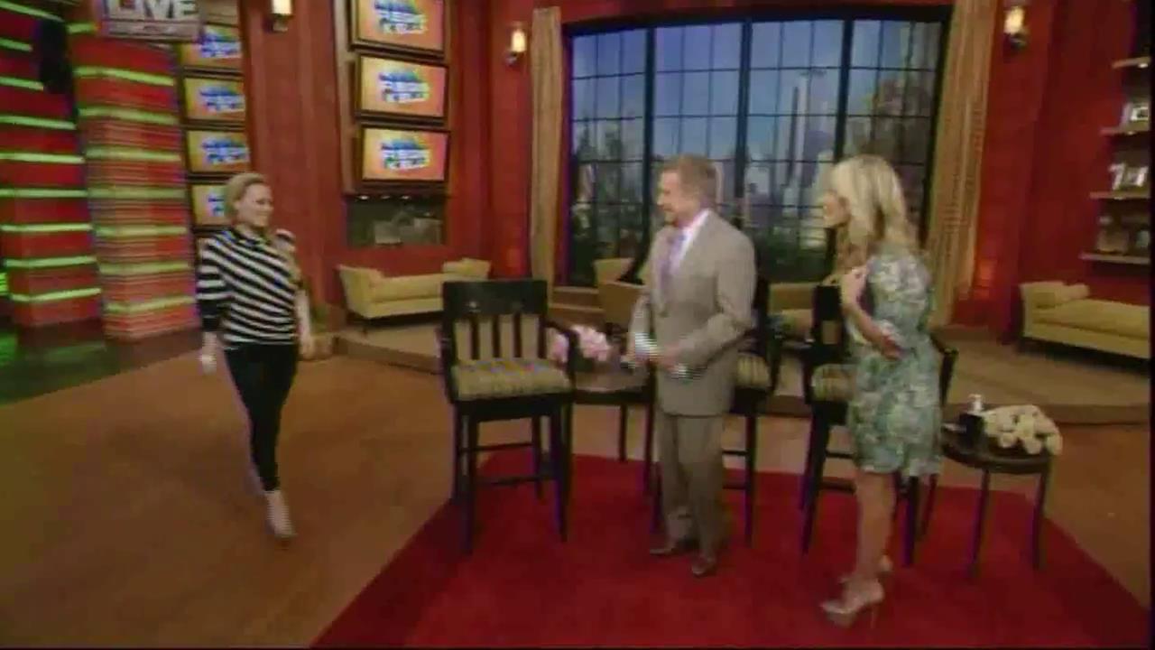 DailyDuff_dot_org__2010LiveWithRegisAndKelly00010.jpg DailyDuff_dot_org__2010LiveWithRegisAndKelly00010.jpg