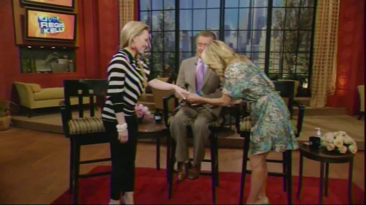 DailyDuff_dot_org__2010LiveWithRegisAndKelly00021.jpg DailyDuff_dot_org__2010LiveWithRegisAndKelly00021.jpg