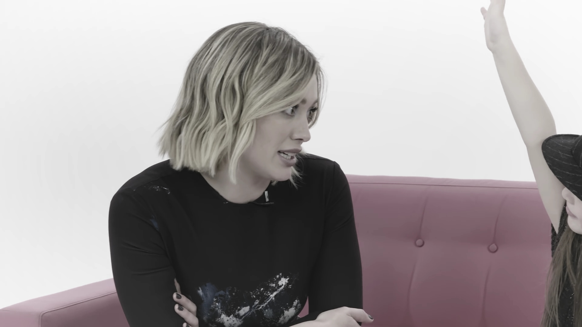 DailyDuff_dot_nl-2016Cosmopolitan-com_LittleGirlsGiveHilaryDuffAdvice0300.jpg