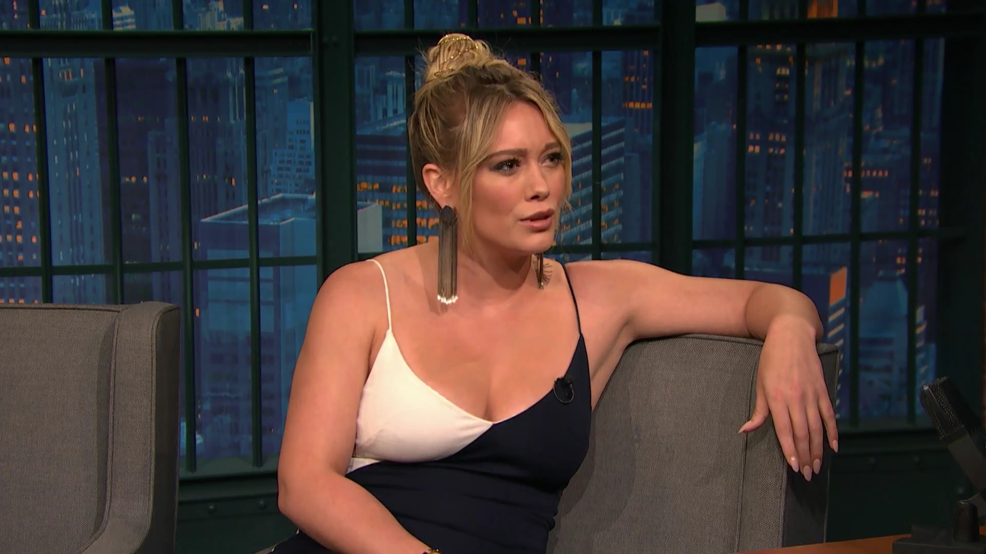 DailyDuff-dot-NL_2017LateNightWithSethMeyers0054.jpg DailyDuff-dot-NL_2017LateNightWithSethMeyers0054.jpg