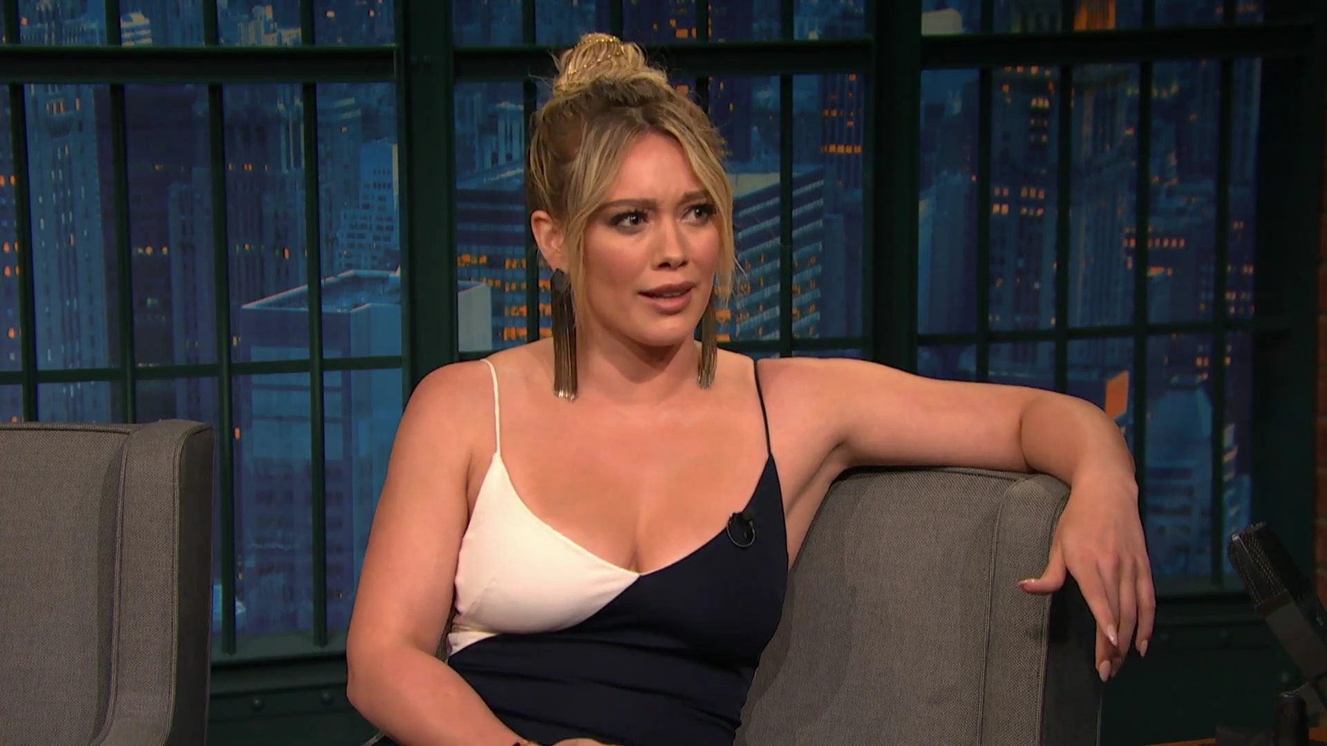 DailyDuff-dot-NL_2017LateNightWithSethMeyers0119.jpg DailyDuff-dot-NL_2017LateNightWithSethMeyers0119.jpg