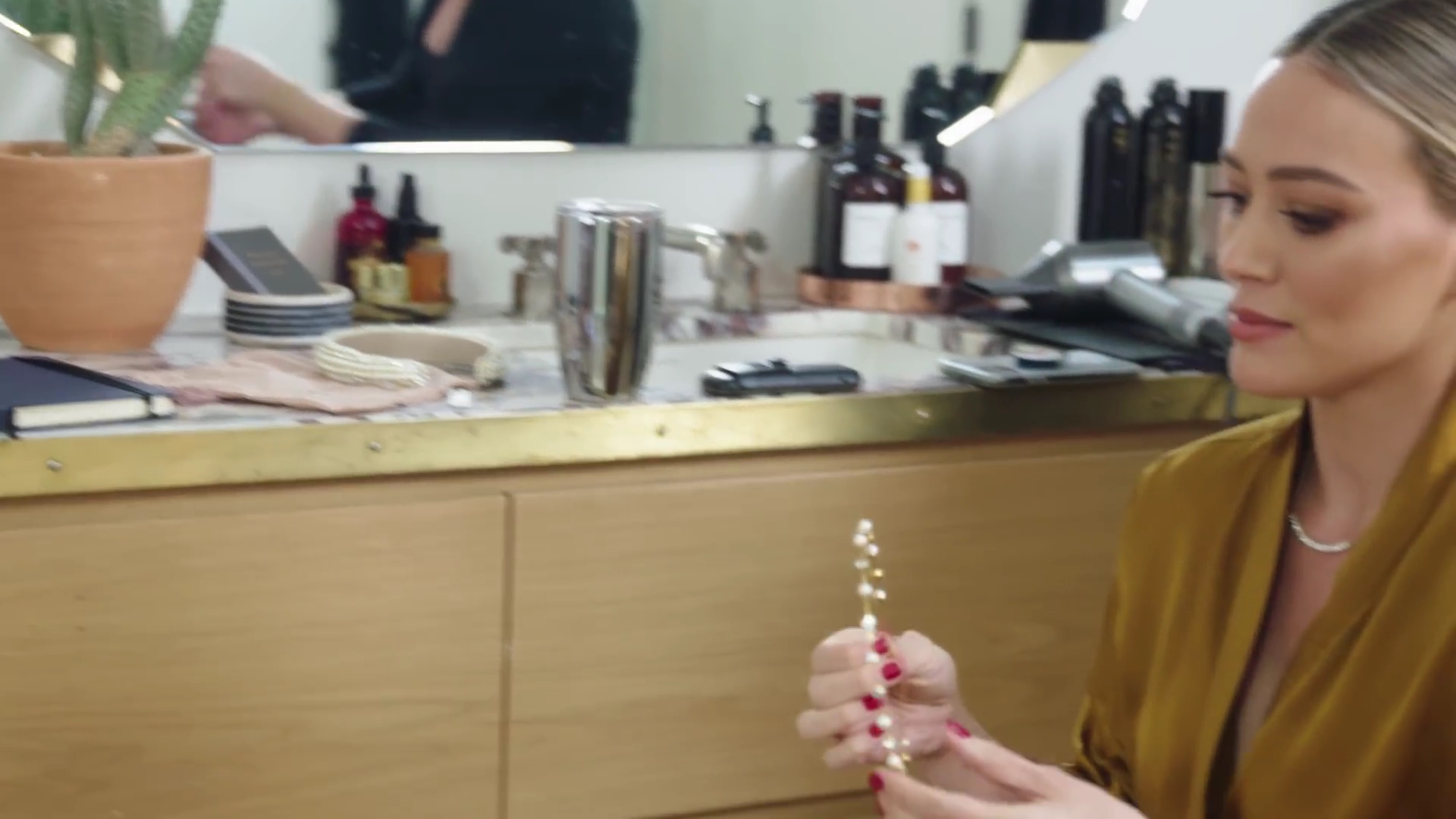 DailyDuff-dot-nl_2019Vogue-InsideWeddingDressFitting0339.jpg