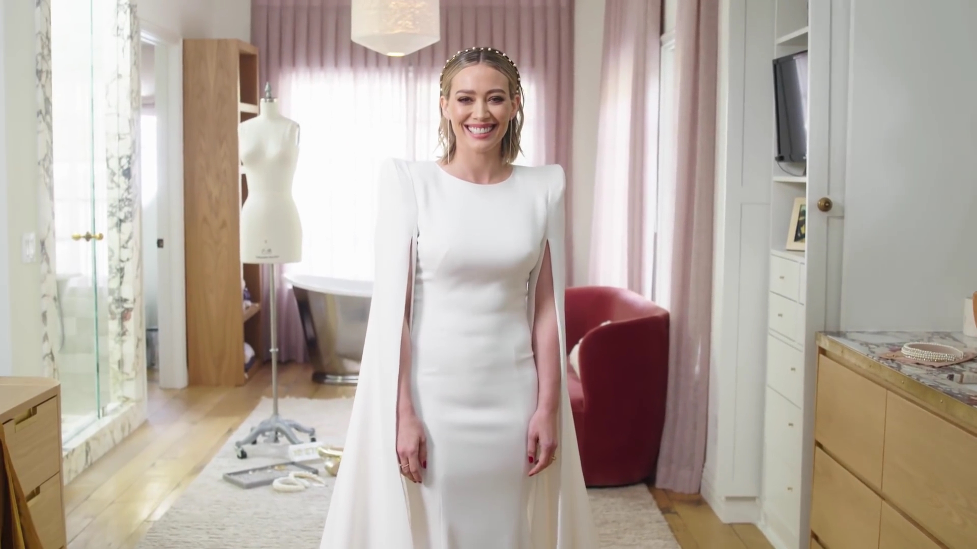 DailyDuff-dot-nl_2019Vogue-InsideWeddingDressFitting0415.jpg