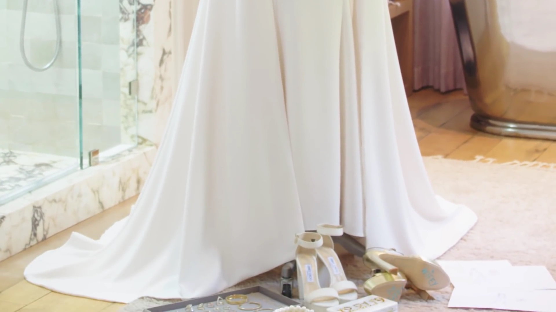 DailyDuff-dot-nl_2019Vogue-InsideWeddingDressFitting0531.jpg