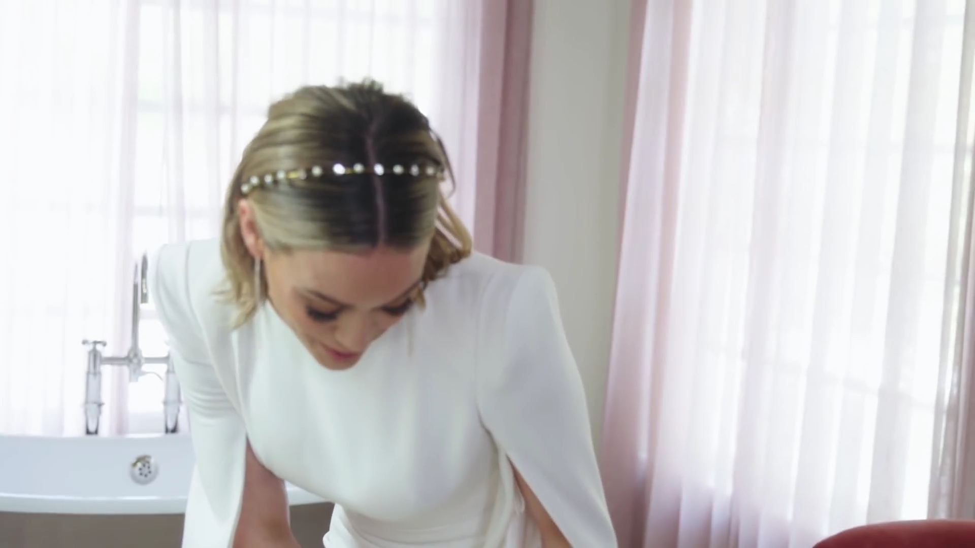 DailyDuff-dot-nl_2019Vogue-InsideWeddingDressFitting0636.jpg
