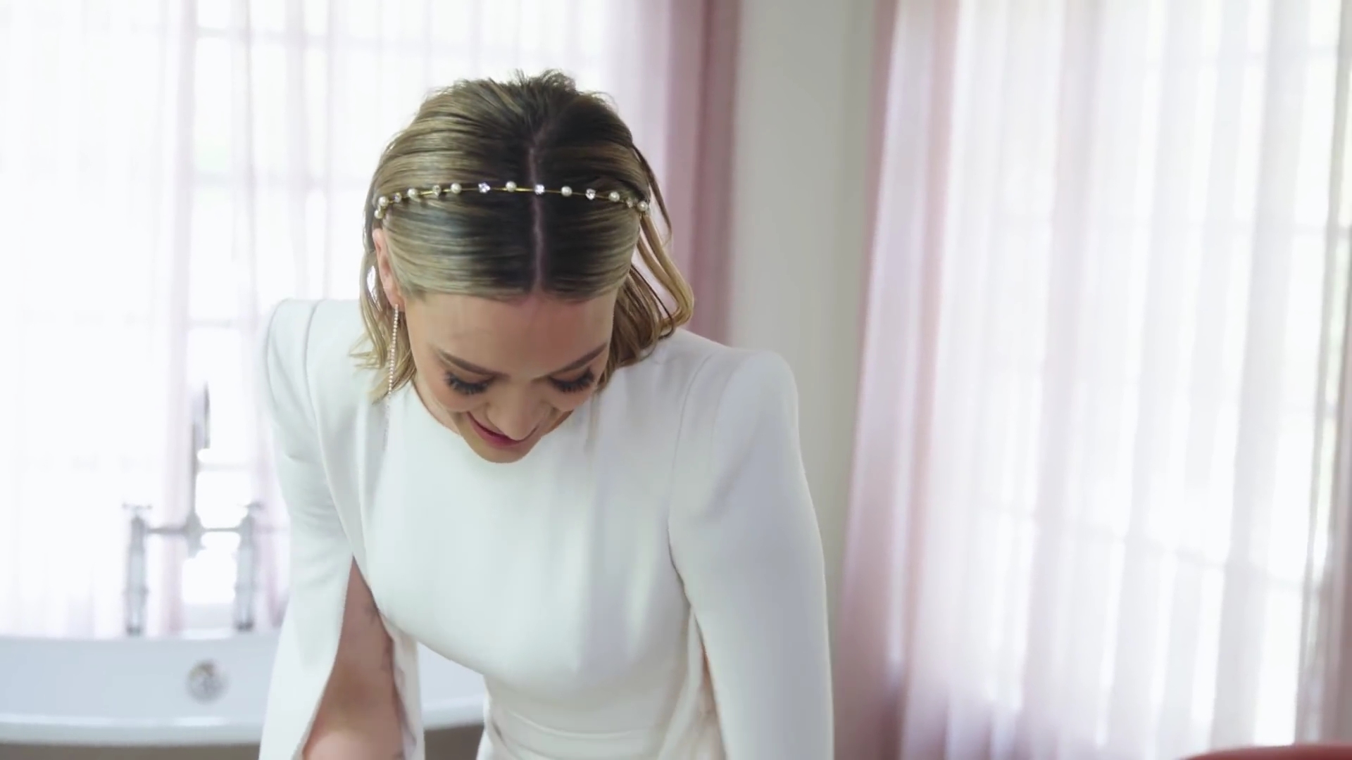 DailyDuff-dot-nl_2019Vogue-InsideWeddingDressFitting0640.jpg