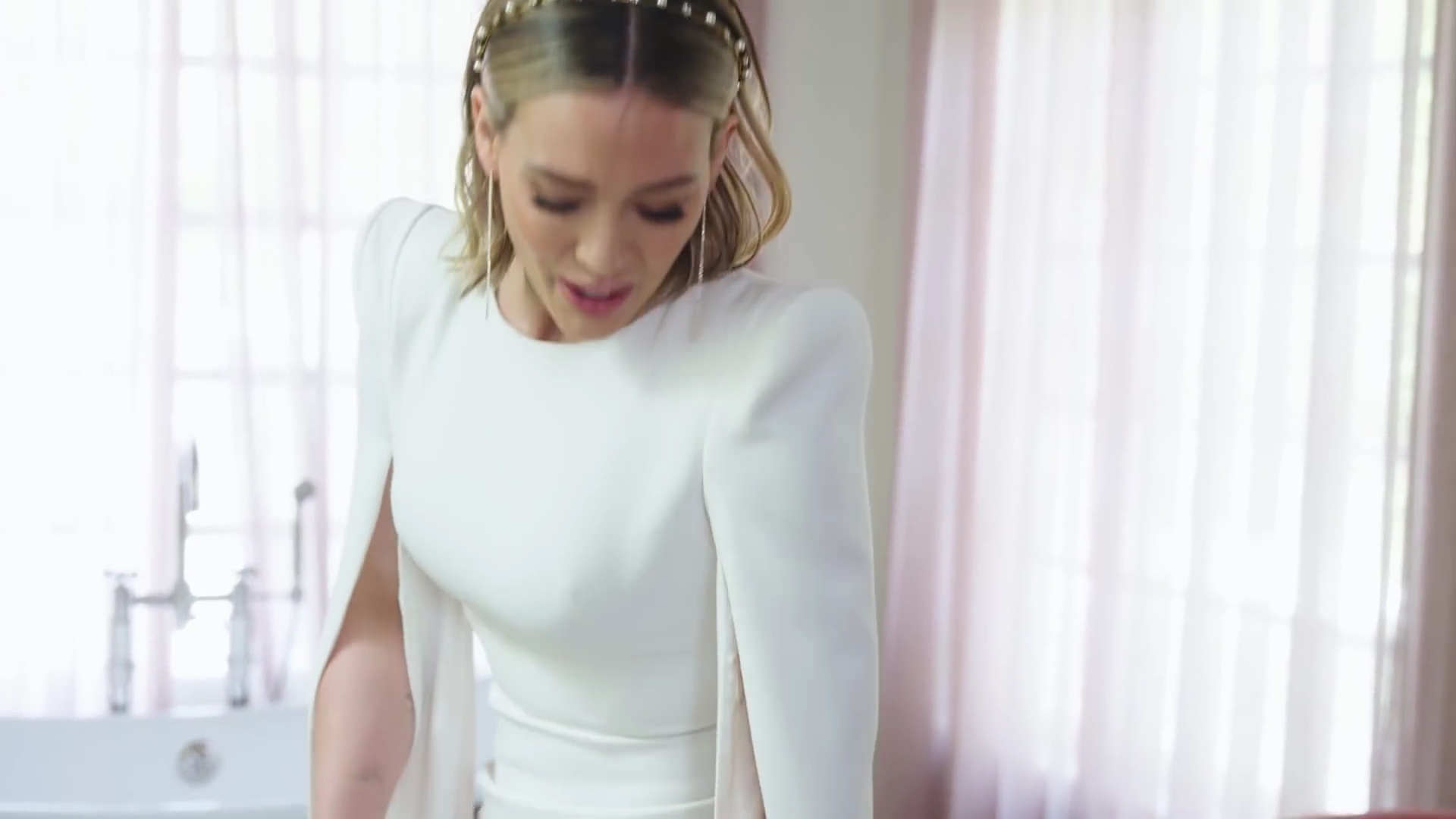 DailyDuff-dot-nl_2019Vogue-InsideWeddingDressFitting0641.jpg