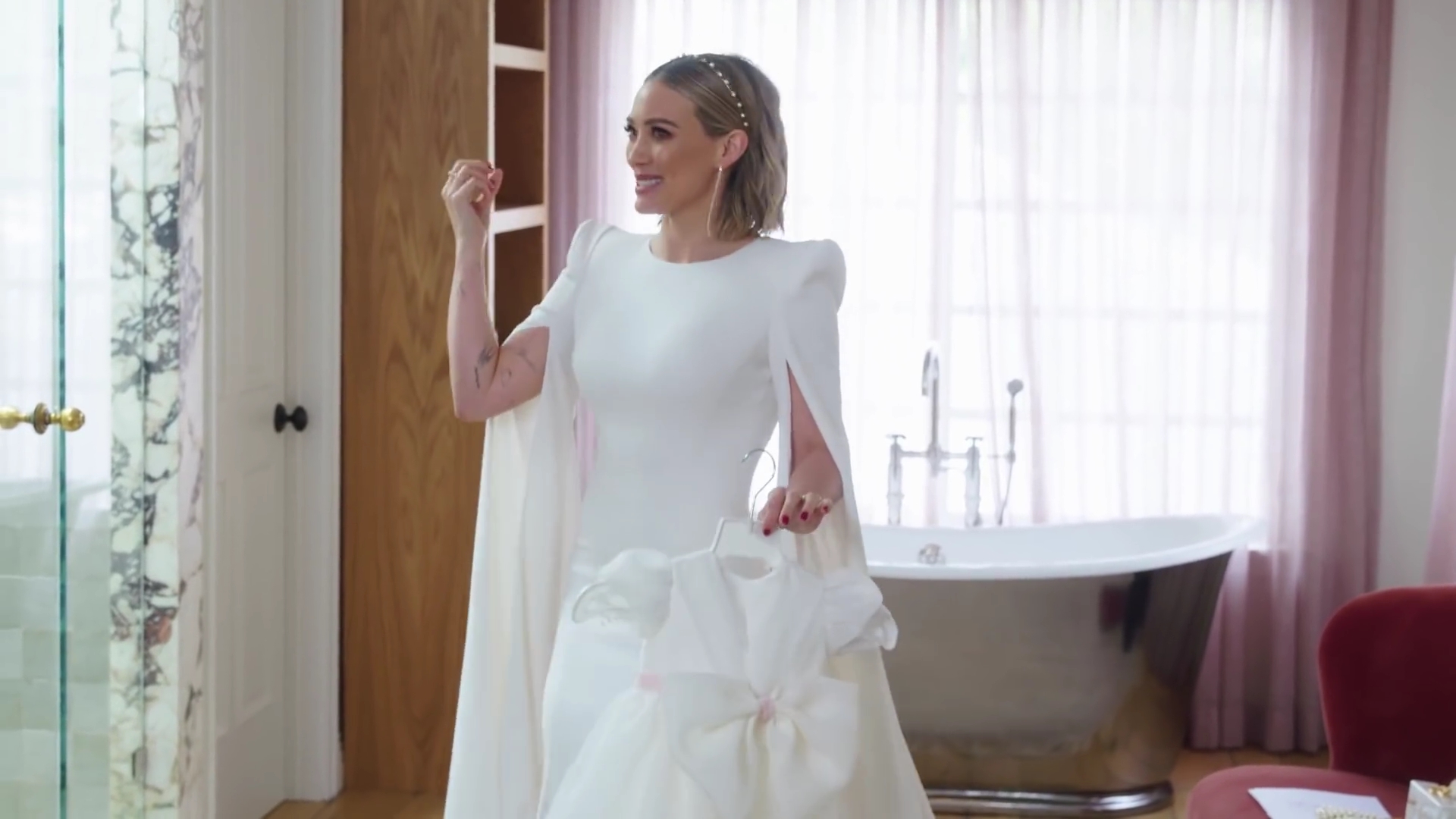 DailyDuff-dot-nl_2019Vogue-InsideWeddingDressFitting0702.jpg