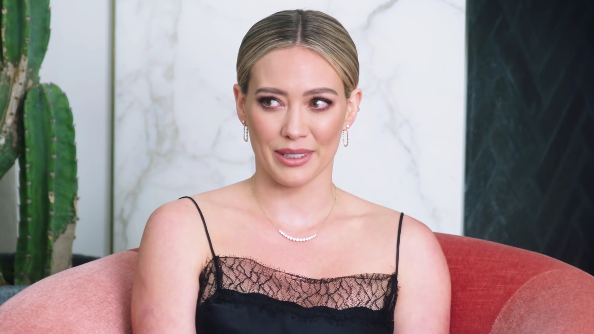 DailyDuff-dot-nl_2019Vogue-InsideWeddingDressFitting0816.jpg DailyDuff-dot-nl_2019Vogue-InsideWeddingDressFitting0816.jpg