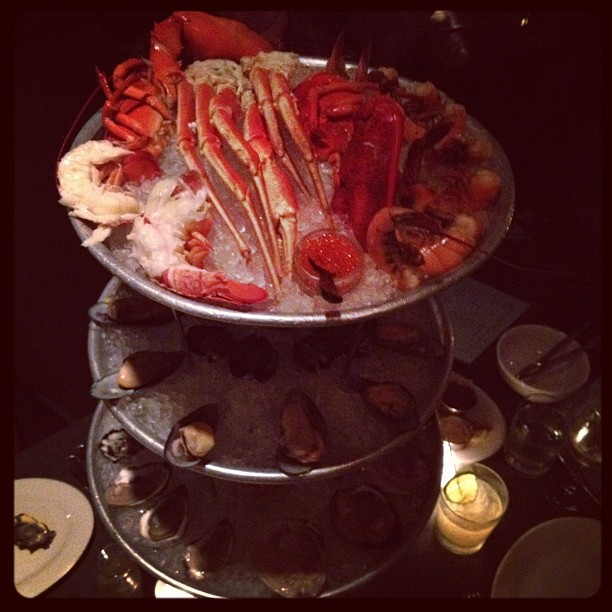 25 augustus: This seafood tower ain't playin around!
 25 augustus: This seafood tower ain't playin around!