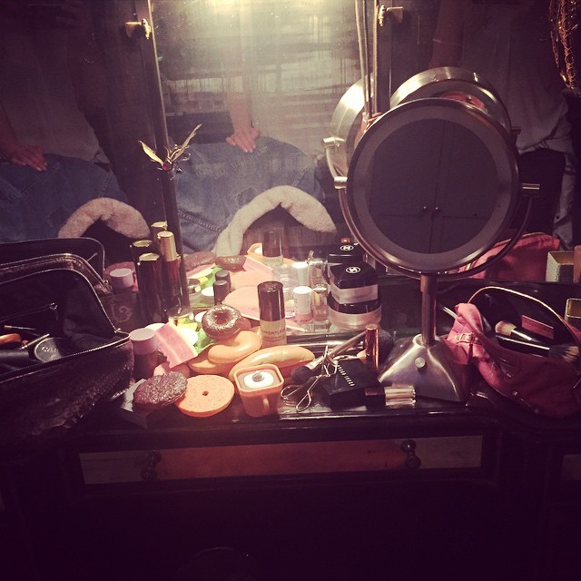 3 Maart: I think a little booger left some interesting stuff on my vanity
