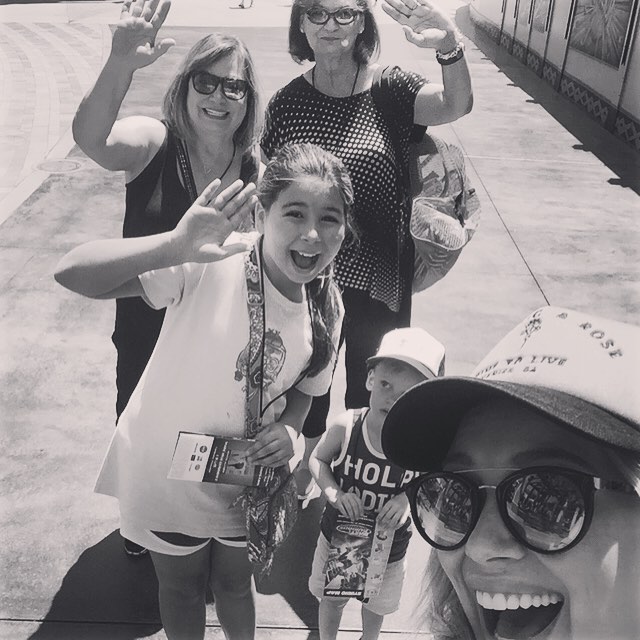 08 augustus: It was a family affair @unistudios today!!! Such good memories with my mommy, aunt Roz, little Haylie and Luc ❤️💜💛💚💙💛💚💙❤️💜💛💙💚💛❤️
