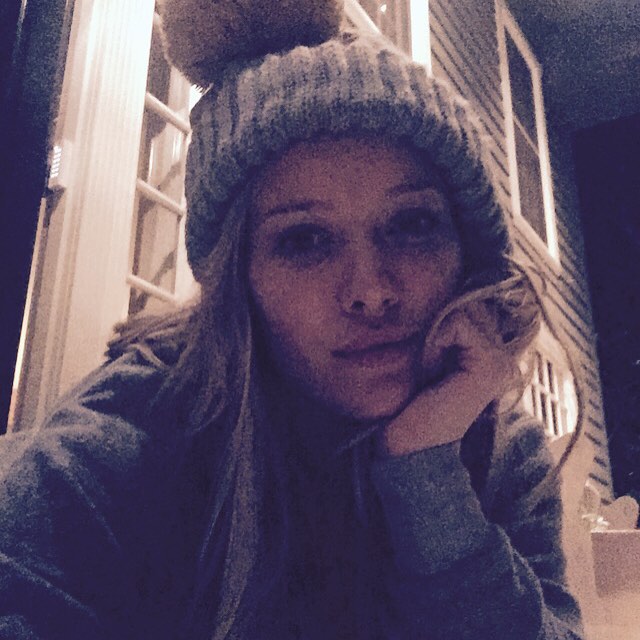 12 augustus: Sitting on my front porch drawing tonight.
