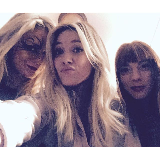 19 oktober: Two girls and a cat. On set w/@mollitchka @juslupe
