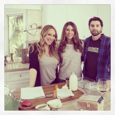 09 mei: Tomorrow morning @10am @cookingchannel @realgirlskitchen with 3 of my fav people @gnicholas412 @loveafineline and obviously my @haylieduff
