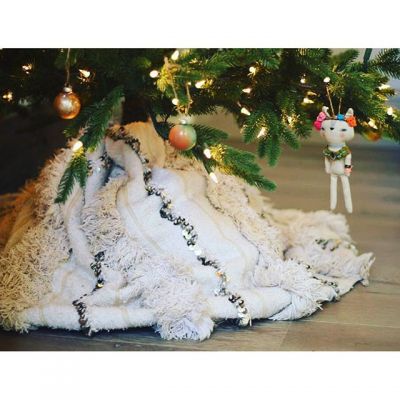 2 december: Check out my seester @haylieduff boho decorating/gift/food ideas for the holidays! "California Christmas" I love this Moroccan blanket as a tree skirt! Check out other cute ideas @realgirlskitchen #realgirlskitchen
