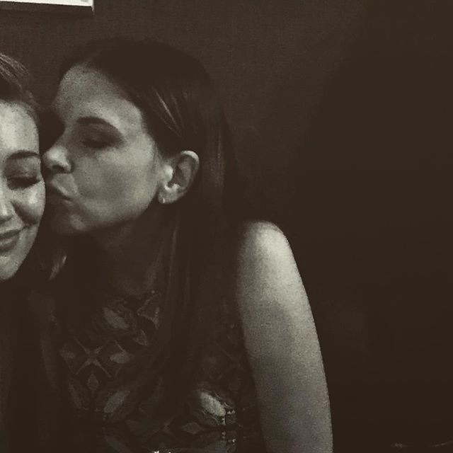 14 januari: Hi @suttonlenore watch us now ... @youngertv
