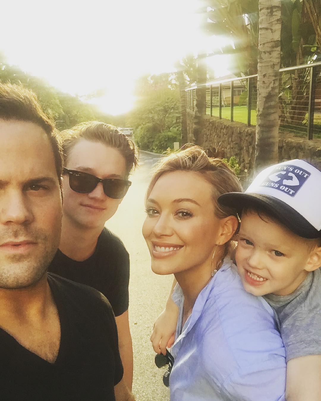 10 februari: #familyfirst #mauivibes Mikey me luc and @tycomrie ✌🏻️☀️
 10 februari: #familyfirst #mauivibes Mikey me luc and @tycomrie ✌🏻️☀️