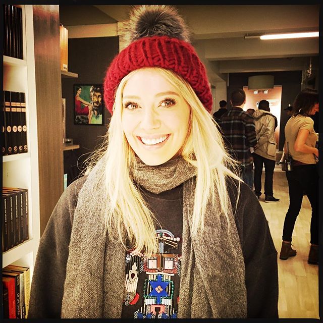 11 februari: Peter Herman took this happy photo of me on set of @youngertv #season2
 11 februari: Peter Herman took this happy photo of me on set of @youngertv #season2