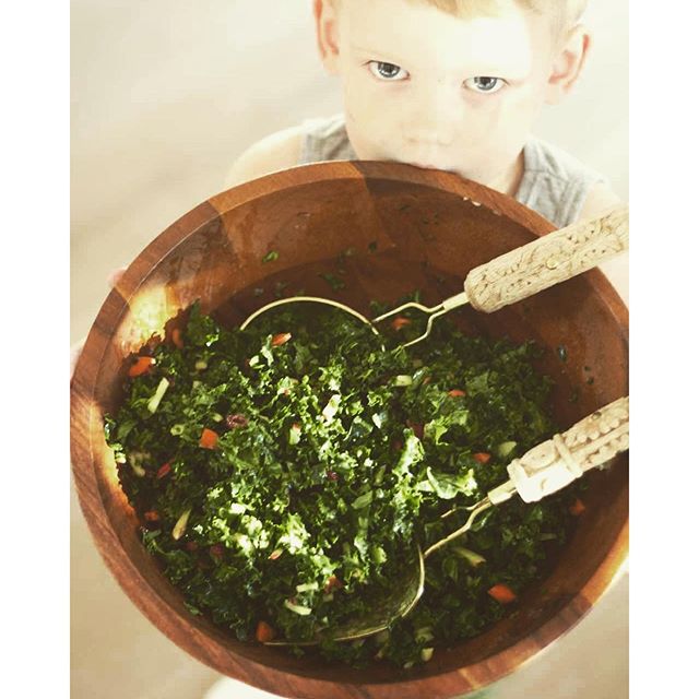 17 februari: Hung with @haylieduff last night, Luca and i hand modeled for her delicious tahini kale salad post on @realgirlskitchen ps Luca ate a whole bowl (with his fingers)
 17 februari: Hung with @haylieduff last night, Luca and i hand modeled for her delicious tahini kale salad post on @realgirlskitchen ps Luca ate a whole bowl (with his fingers)