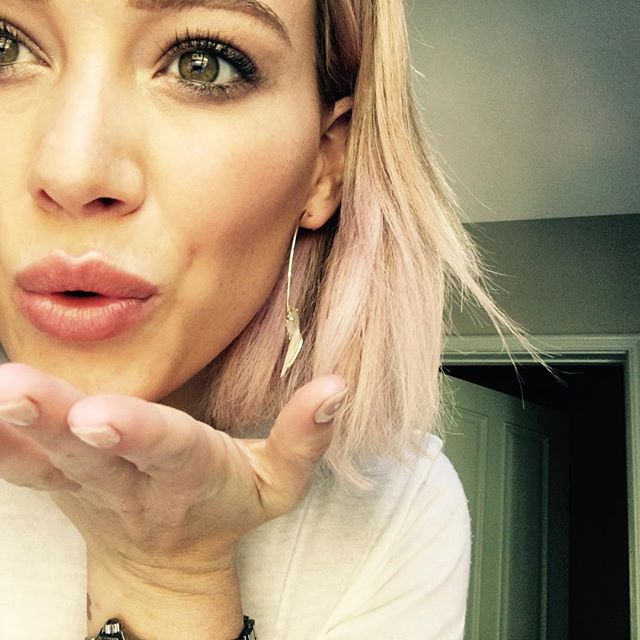 23 februari: I #CHOOSELOVE  by sending this 😘 to @haylieduff @Revlon. Kiss it forward and spread the love by blowing a kiss and tagging someone special in your life! #AD
 23 februari: I #CHOOSELOVE  by sending this 😘 to @haylieduff @Revlon. Kiss it forward and spread the love by blowing a kiss and tagging someone special in your life! #AD