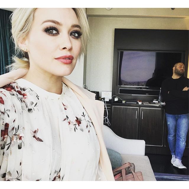 03 maart: Schooling @rommynajor about a good selfie angle! Thanks for my pretty paint job! @anitapatrickson we miss u
 03 maart: Schooling @rommynajor about a good selfie angle! Thanks for my pretty paint job! @anitapatrickson we miss u