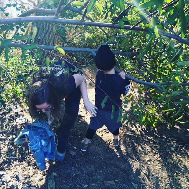 25 maart: This was the sweetest moment I caught. Luca trying with all his might to lift a low branch for Leah. Little gent #proudmutha
