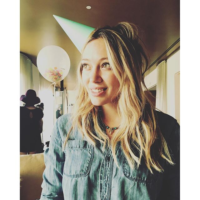 26 maart: Finally celebrating @haylieduff bday! A month late! 🍾🍭
