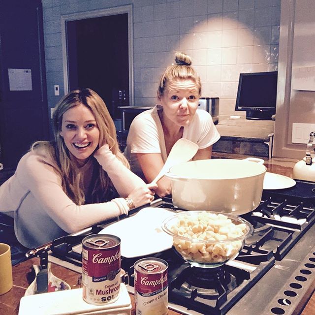 11 april: #RealRealLife moment...always ❤making a home cooked meal with @lowenban (with a little help from @campbells!) #ad
 11 april: #RealRealLife moment...always ❤making a home cooked meal with @lowenban (with a little help from @campbells!) #ad