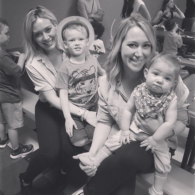 11 april: Sis everyday I am so grateful for you! We are all grown up now with our own beautiful babies... but solo time with you ... Seriously no one makes me laugh harder! ❤️u to the max #nationalsiblingday
