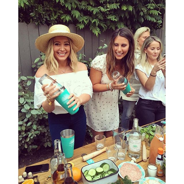 28 mei: It's your birthday beauty! We finally figured out how to make big girl drinks with @casamigos! 🍹I love you so much...you my main @loveafineline!
 28 mei: It's your birthday beauty! We finally figured out how to make big girl drinks with @casamigos! 🍹I love you so much...you my main @loveafineline!