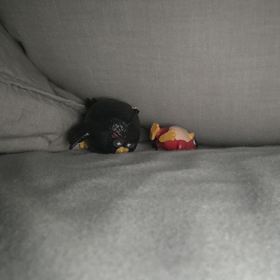 09 juli: Never stop being surprised ....Found this under my pillow tonight ...totally normal.... Right? #angrybirds #mykidsobsessed
