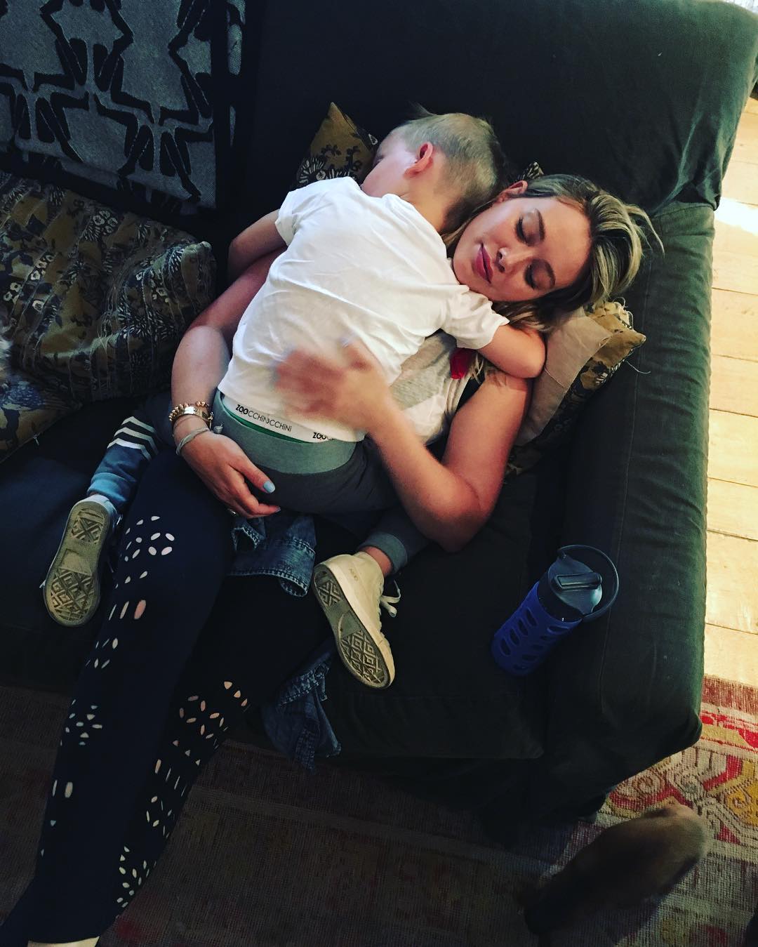 16 juli: This is from about a month ago. I remember the countless times we have napped like this and how many sizes he's been since the first time I got to hold him in my arms❤️everyday he changes and every day is magic with him. I am so lucky. L
 16 juli: This is from about a month ago. I remember the countless times we have napped like this and how many sizes he's been since the first time I got to hold him in my arms❤️everyday he changes and every day is magic with him. I am so lucky. L