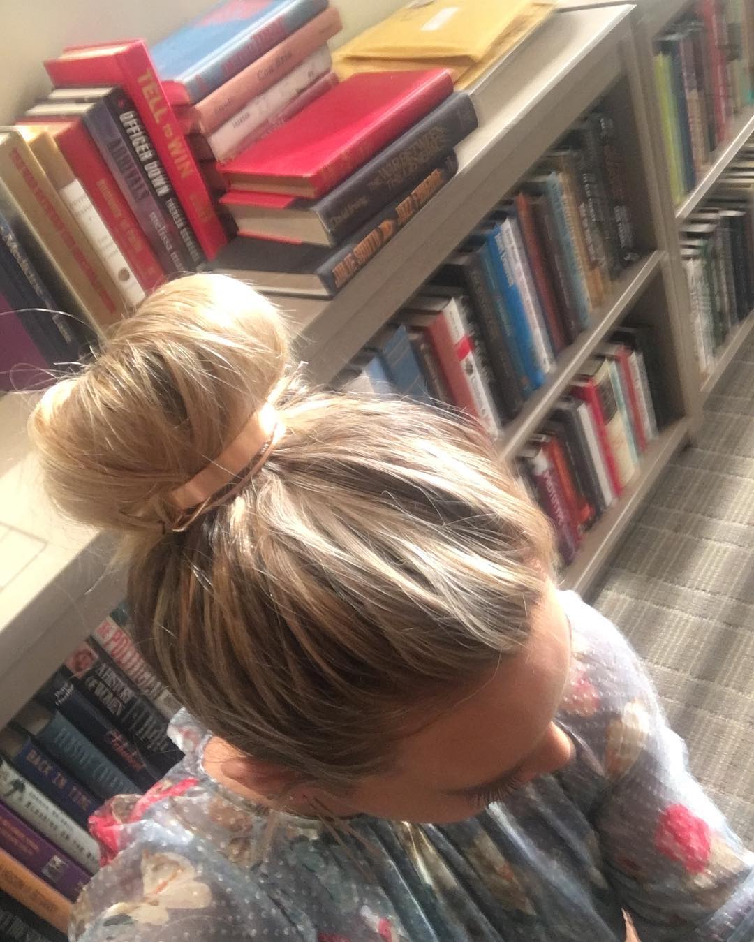 28 juli: Love my @chloeandisabel and @jenatkinhair bun holder! #nomorehairdonts #kelseydoesabun @youngertv @cynthiavanis @zimmermann (onesie)
