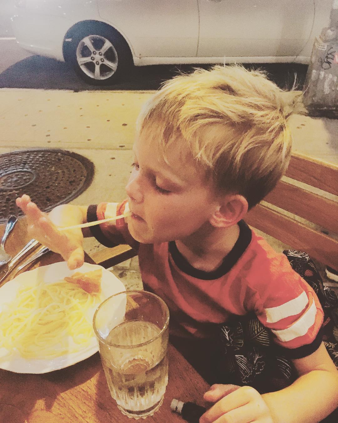 19 augustus: Pure class. 🖐🏻🍝 oh and he thinks the ninja turtles live in every man hole cover we come across.... There are ALOT in #nyc
