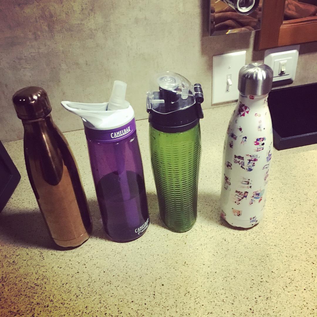 20 augustus: All of these came to work with me today.... Small water bottle addiction 😏
