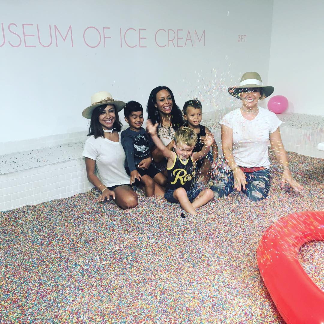20 augustus: 🍦🍦🍦🍦 #icecreammuseumnyc with @miamnov and @sharm1222 #sugarforthekids @11am😳
