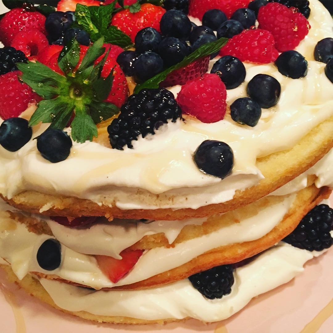 28 september: This is such a beautiful Birthday cake! Thank you @abcthechew
 28 september: This is such a beautiful Birthday cake! Thank you @abcthechew