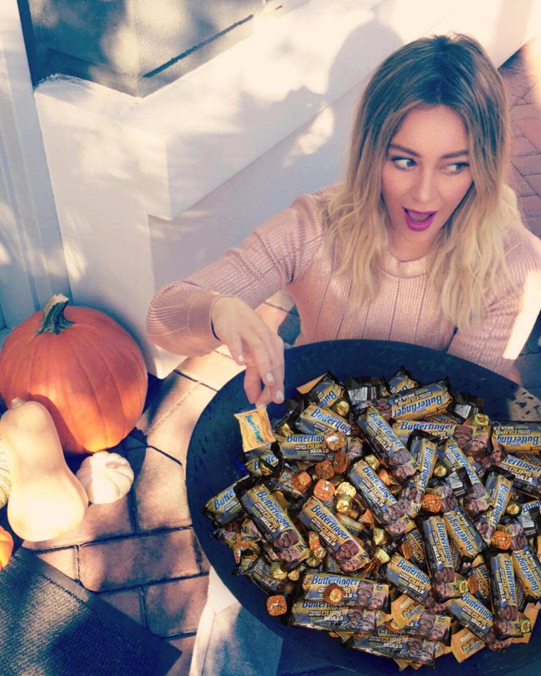 10 oktober: Shhh…Don’t tell anyone, but I’m dipping into my Halloween candy early! So excited to be working with @Butterfinger to let trick-or-treaters know about the delicious NEW Butterfinger Peanut Butter Cups Skulls. How could I resist?!
 10 oktober: Shhh…Don’t tell anyone, but I’m dipping into my Halloween candy early! So excited to be working with @Butterfinger to let trick-or-treaters know about the delicious NEW Butterfinger Peanut Butter Cups Skulls. How could I resist?!