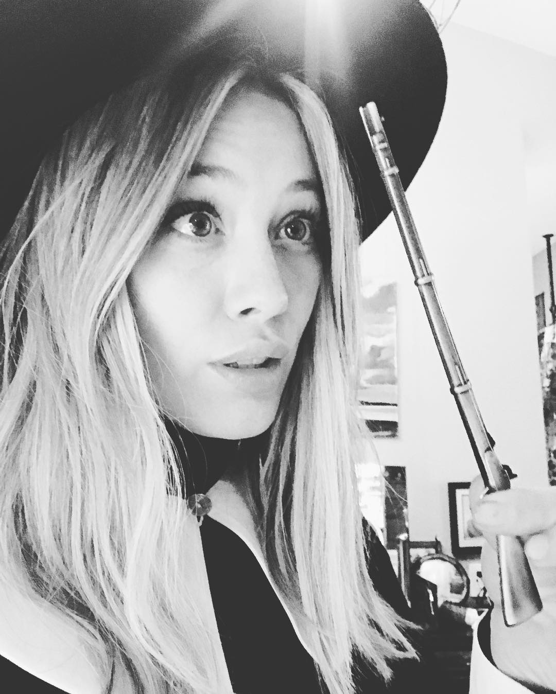 29 oktober: Sooooo the fake gun for my pilgrim costume came. Don't think it's quite big enough 😳😂
