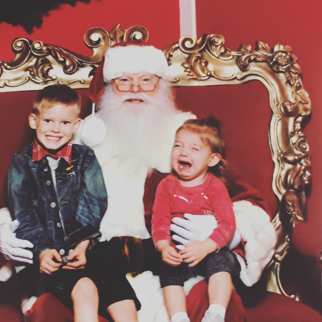16 december: Classic. Every fams gotta have one of these❤ we love meeting santa and all his helpers @thegrovela every year! 😘😘happy holidays everyone! Hope spirits are bright!! 🎄
