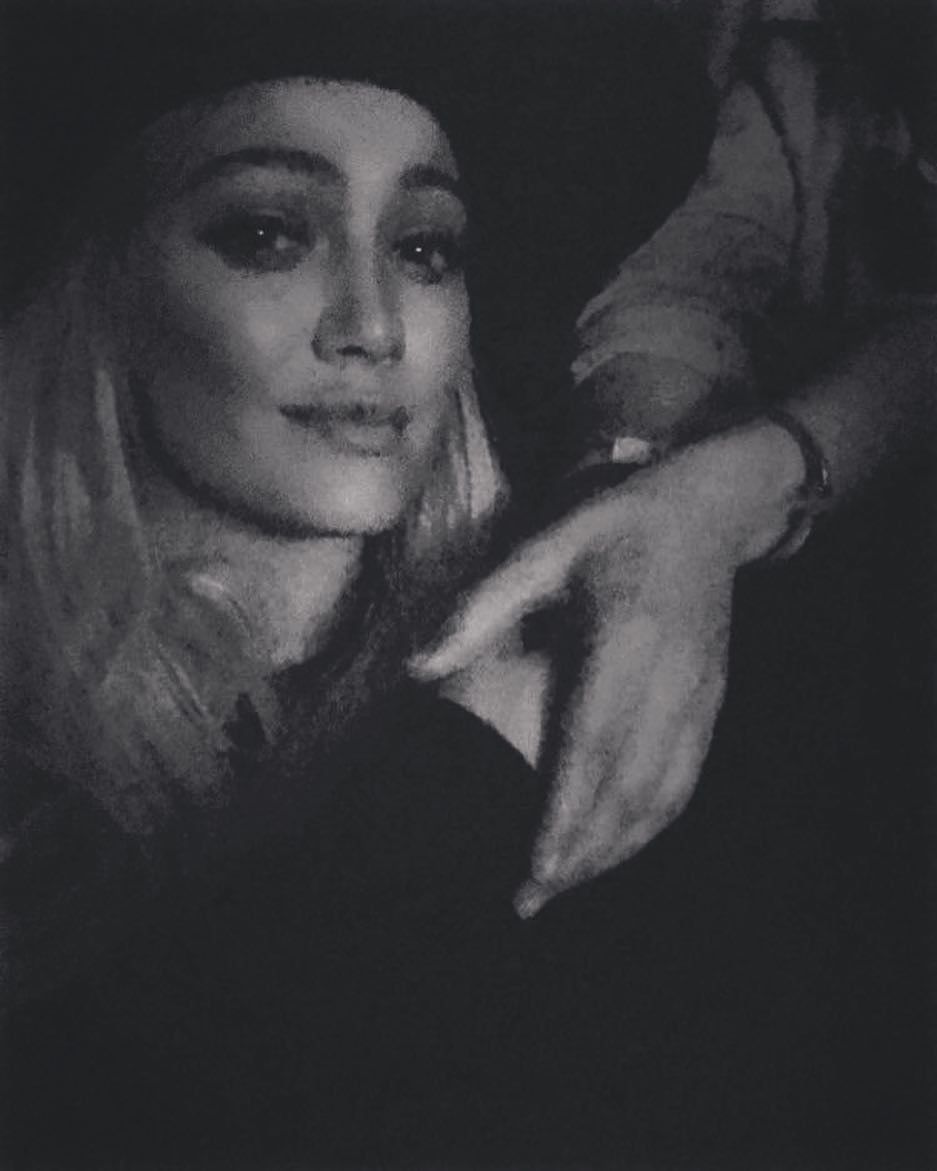 19 december: These are my sissys hands lovin on me, At Stevie nicks show ❤And I'm so grateful.. where would I be without you @haylieduff

